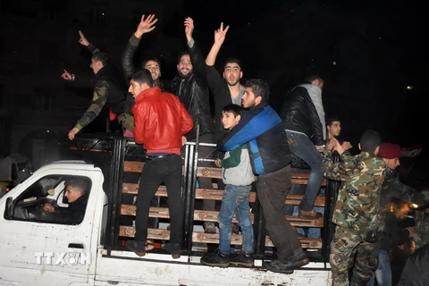 Người dân Syria vui mừng sau khi quận Mogambo, phía bắc Aleppo được giải phóng ngày 12/12. (Nguồn: AFP/TTXVN)
