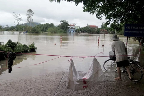 Đập trần Bến Ngựa nối xã Nhơn Hưng với xã An Nhơn, thị xã An Nhơn đã bị nước lũ chia cắt. (Ảnh: Viết Ý/TTXVN)