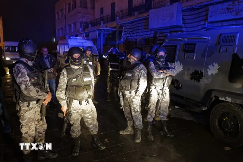 Lực lượng an ninh Jordan bao vây Lâu đài Karak, nơi những kẻ tấn công ẩn nấp ngày 18/12. (Nguồn: AP/TTXVN)