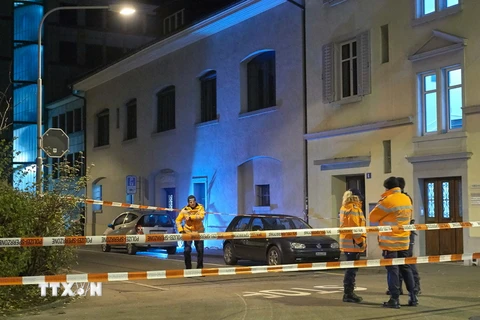 Cảnh sát điều tra tại hiện trường vụ xả súng tại Zurich. (Nguồn: AFP/TTXVN)