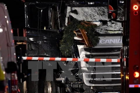 Phần đầu chiếc xe tải gây án bị hư hại nặng sau vụ đâm xe ngày 19/12. (Nguồn: EPA/TTXVN)