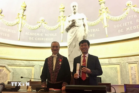 Giáo sư, Tiến sỹ, Nhà giáo Nhân dân Phạm Văn Thức (phải), trong một buổi lễ diễn ra trọng thể tại trụ sở Viện Hàn lâm Y học Quốc gia Pháp ở Paris. (Ảnh: Bích Hà/TTXVN)