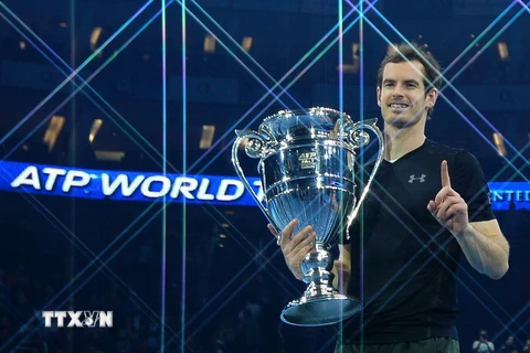 Tay vợt số 1 thế giới Andy Murray giơ cao chiếc cúp vô địch giải quần vợt ATP World Tour Finals tại London, Anh ngày 20/11. (Nguồn: AFP/TTXVN)