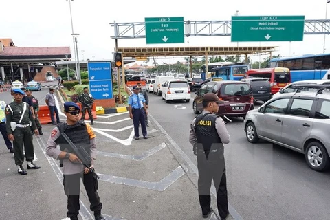 Cảnh sát Indonesia tuần tra tại sân bay Sukarno-Hatta ở Tangerang, ngoại ô Jakarta. (Nguồn: AFP/TTXVN)