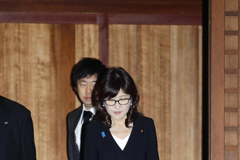 Bộ trưởng Quốc phòng Nhật Bản Tomomi Inada đến thăm đền Yasukuni. (Nguồn: AP)