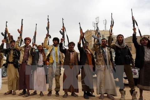 Phiến quân Houthi tại một khu vực ở thủ đô Sanaa. (Nguồn: EPA/TTXVN)