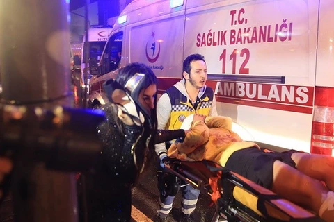 Nạn nhân vụ tấn công hộp đêm Reina tại thành phố Istanbul được đưa đi cấp cứu. (Nguồn: AP)
