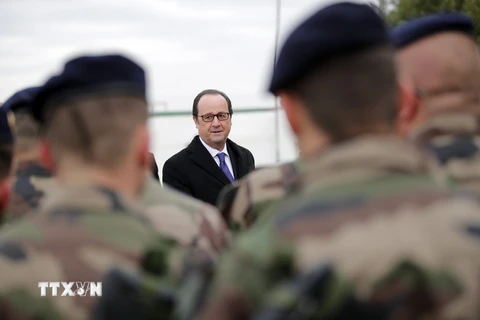 Trong khuôn khổ chuyến thăm Iraq ngày 2/1, Tổng thống Pháp Francois Hollande (giữa) đã thăm một căn cứ của Cơ quan chống khủng bố tại thủ đô Baghdad. (Nguồn: AFP/TTXVN) 