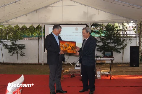 Đại sứ Việt Nam tại Ấn Độ kiêm nhiệm Bhutan và Nepal Tôn Sinh Thành trao quà lưu niệm cho Đại sứ Bhutan. (Ảnh: Huy Bình/Vietnam+)