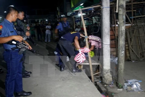 Cảnh sát Philippines làm nhiệm vụ tại khu vực Jolo, tỉnh Sulu. (Nguồn: EPA/TTXVN)