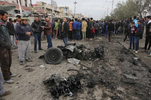 Hiện trường một vụ đánh bom xe ở Baghdad. (Nguồn: AP)