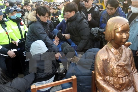 Bức tượng được cho là tượng trưng cho những 'phụ nữ mua vui' được dựng bên ngoài tòa lãnh sự Nhật Bản tại thành phố Busan ngày 28/12/2016. (Nguồn: Yonhap/TTXVN)