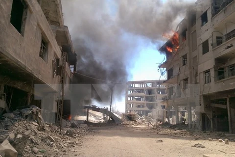 Khói bốc lên sau cuộc không kích ở thị trấn Daraya, khu vực bên ngoài thủ đô Damascus. (Nguồn: AFP/TTXVN)