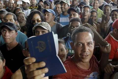 Người dân Cuba đổ đến biên giới Mỹ làm thủ tục xuất nhập cảnh. (Nguồn: Reuters)