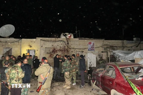 Binh sĩ Syria điều tra tại hiện trường vụ đánh bom ở Kafr Sousa ngày 12/1. (Nguồn: AFP/ TTXVN)