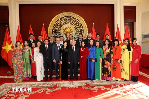 Tổng Bí thư Nguyễn Phú Trọng và các đại biểu chụp ảnh chung với cán bộ, nhân viên Đại sứ quán và đại diện lưu học sinh Việt Nam. (Ảnh: Trí Dũng/TTXVN)