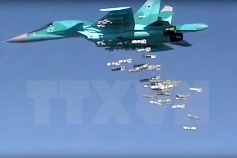 Máy bay Sukhoi Su-34 của Nga ném bom nhằm vào các mục tiêu IS tại Deir ez-Zor, Syria. (Nguồn: EPA/TTXVN)