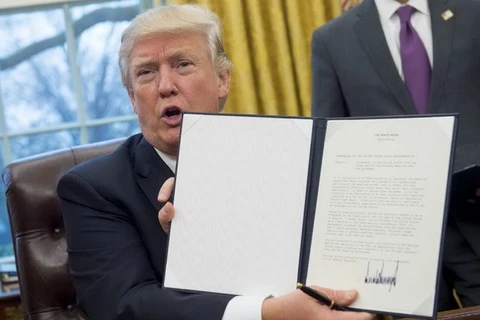 [Video] Phản ứng trái chiều việc ông Trump ký sắc lệnh rút khỏi TPP