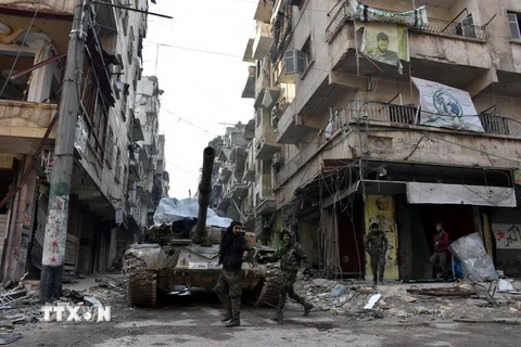 Binh sỹ quân đội Chính phủ Syria sau khi giành lại quyền kiểm soát thành phố Aleppo ngày 23/12. (Nguồn: EPA/TTXVN) 