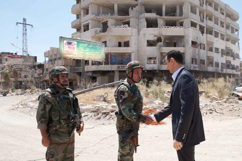Tổng thống Assad đi thăm một đơn vị quân đội Syria. (Ảnh: syrianews.cc) 