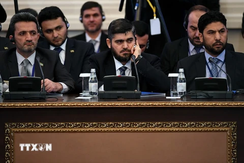 Trưởng phái đoàn phe đối lập Mohammad Alloush (giữa) tại cuộc hòa đàm ở Astana ngày 23/1. (Nguồn: AFP/TTXVN)