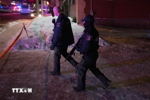Cảnh sát tuần tra sau khi xảy ra vụ xả súng tại Trung tâm Văn hóa Hồi giáo Quebec ngày 29/1. (Nguồn: AFP/TTXVN)