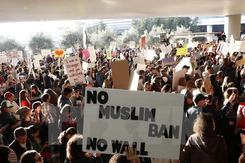 Người dân Mỹ biểu tình phản đối sắc lệnh cấm người tị nạn nhập cảnh của tân Tổng thống Mỹ tại sân bay quốc tế San Francisco ở bang California. (Nguồn: AFP/TTXVN)