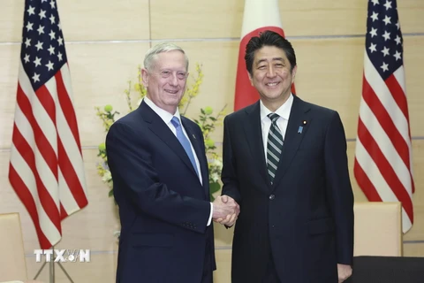 Thủ tướng Nhật Bản Shinzo Abe (phải) và Bộ trưởng Quốc phòng Mỹ Jim Mattis tại cuộc hội đàm ở Tokyo ngày 3/2. (Nguồn: EPA/TTXVN)