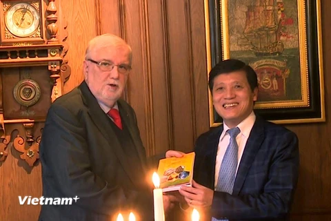 Đại sứ Trương Mạnh Sơn tặng ông Jaroslav Hanák sách về chính sách đầu tư của Việt Nam. (Ảnh: Trần Quang Vinh/Vietnam+)