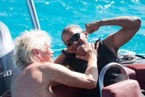 Ông Obama học lướt ván diều, chơi đùa cùng người bạn tỷ phú