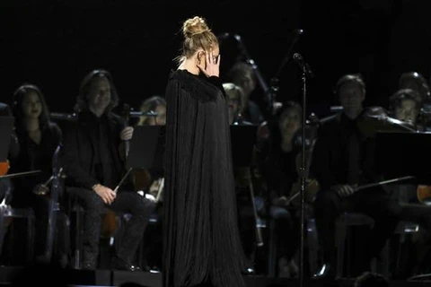 [Video] Adele nghẹn ngào, lỡ nhịp khi hát tưởng nhớ George Michael