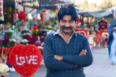 Mohammad Naveed, chủ một cửa hàng hoa ở Pakistan hồ hởi trước khi lệnh cấm được ban hành. (Nguồn: CNN)