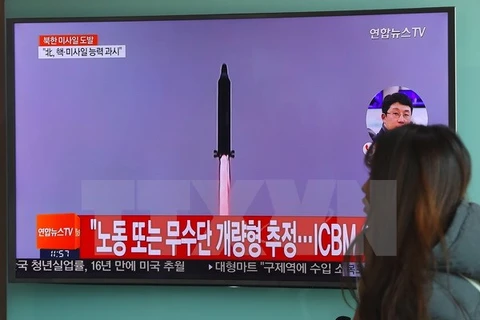 Người dân Hàn Quốc theo dõi trên truyền hình về vụ thử tên lửa của Triều Tiên tại nhà ga ở Seoul. (Nguồn: AFP/TTXVN)