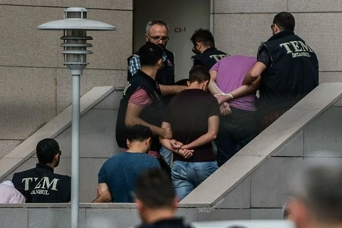 Binh sỹ Thổ Nhĩ Kỳ (áo hồng) tham gia đảo chính bất thành bị bắt giữ hồi tháng 7/2016. (Nguồn: AFP)
