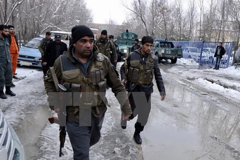 Nhân viên an ninh Afghanistan gác tại hiện trường một vụ đánh bom. (Nguồn: EPA/TTXVN)