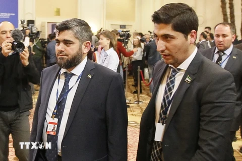 Trưởng đoàn đàm phán lực lượng nổi dậy Syria Mohammad Alloush (trái) tại vòng đàm phán thứ hai ở Astana ngày 16/2. (Nguồn: EPA/TTXVN)