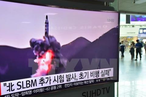 Truyền hình Hàn Quốc đưa tin một vụ phóng thử tên lửa của Triều Tiên. (Nguồn: AFP/TTXVN)