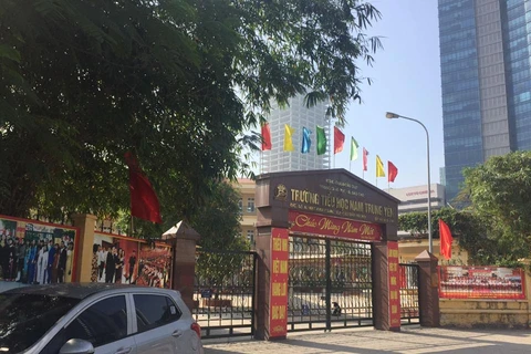 Trường tiểu học Nam Trung Yên nơi xảy ra vụ xe taxi chở Hiệu trưởng đâm gãy chân học sinh (Ảnh: VNews) 
