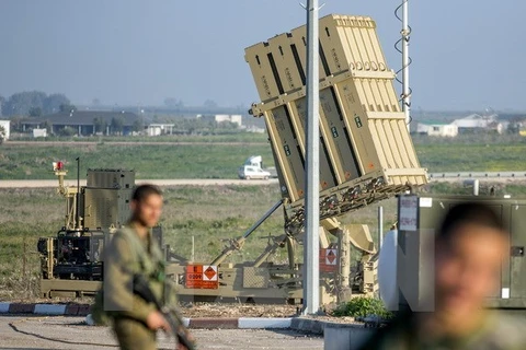 Binh sỹ Israel tuần tra tại khu vực triển khai khẩu đội tên lửa Vòm Sắt ở Cao nguyên Golan. (AFP/TTXVN)