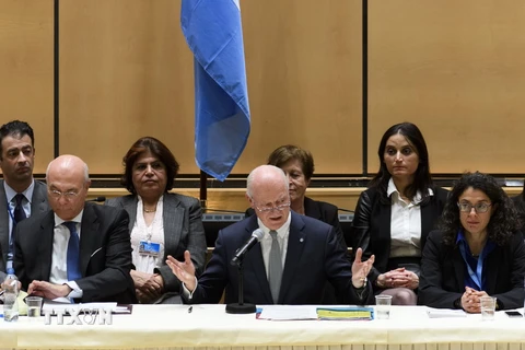 Đặc phái viên Liên hợp quốc về Syria Staffan de Mistura (giữa) tại phiên hòa đàm thứ 4 về Syria tại Geneva, Thụy Sĩ. (Nguồn: EPA/ TTXVN)
