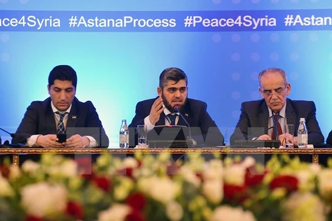 Phái đoàn phe nổi dậy của Syria tại cuộc họp báo sau vòng đàm phán thứ hai về Syria ở Astana, Kazakhstan ngày 16/2. (Nguồn: EPA/TTXVN)