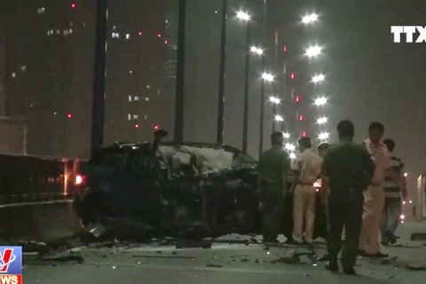 Cặp đôi văng khỏi xe Range Rover sau tai nạn trên cầu Sài Gòn