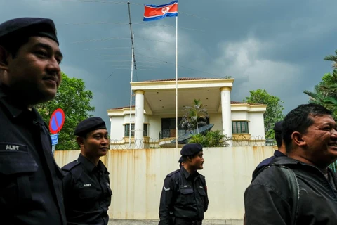 Cảnh sát Malaysia bên ​ngoài Đại sứ quan Triều Tiên ở Kuala Lumpur. (Nguồn: Reuters)