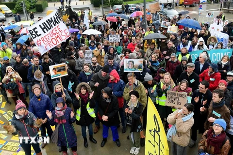 Các nhà hoạt động biểu tình yêu cầu các quyền lợi cho người nhập cư tại Brussels, Bỉ, ngày 6/3. (Nguồn: AFP/TTXVN) 