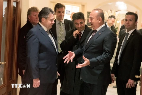 Ngoại trưởng Đức Sigmar Gabriel (thứ 2 trái) và Ngoại trưởng Thổ Nhĩ Kỳ Mevlut Cavusoglu (thứ 2 phải) tại cuộc gặp ở Berlin. (Nguồn: AFP/TTXVN) 