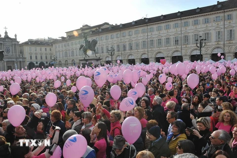 Hàng nghìn người Italy tham gia sự kiện chào mừng Ngày Quốc tế phụ nữ. (Nguồn: EPA/TTXVN)