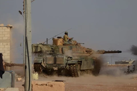 Xe tăng quân đội Thổ Nhĩ Kỳ tấn công IS ở phía Bắc Aleppo. (Nguồn: AFP)