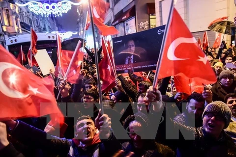 Người dân Thổ Nhĩ Kỳ biểu tình bên ngoài lãnh sự quán Hà Lan ở Istanbul. (Nguồn: AFP/TTXVN)
