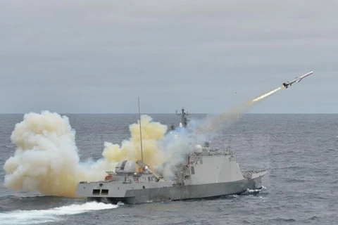 Tàu của Hải quân Hàn Quốc phóng tên lửa trong một cuộc tập trận gần đảo tranh chấp. (Nguồn: AFP/TTXVN)