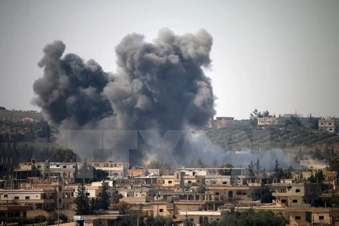 Khói bốc lên sau một đợt không kích ở Syria. (Nguồn: AFP/TTXVN)